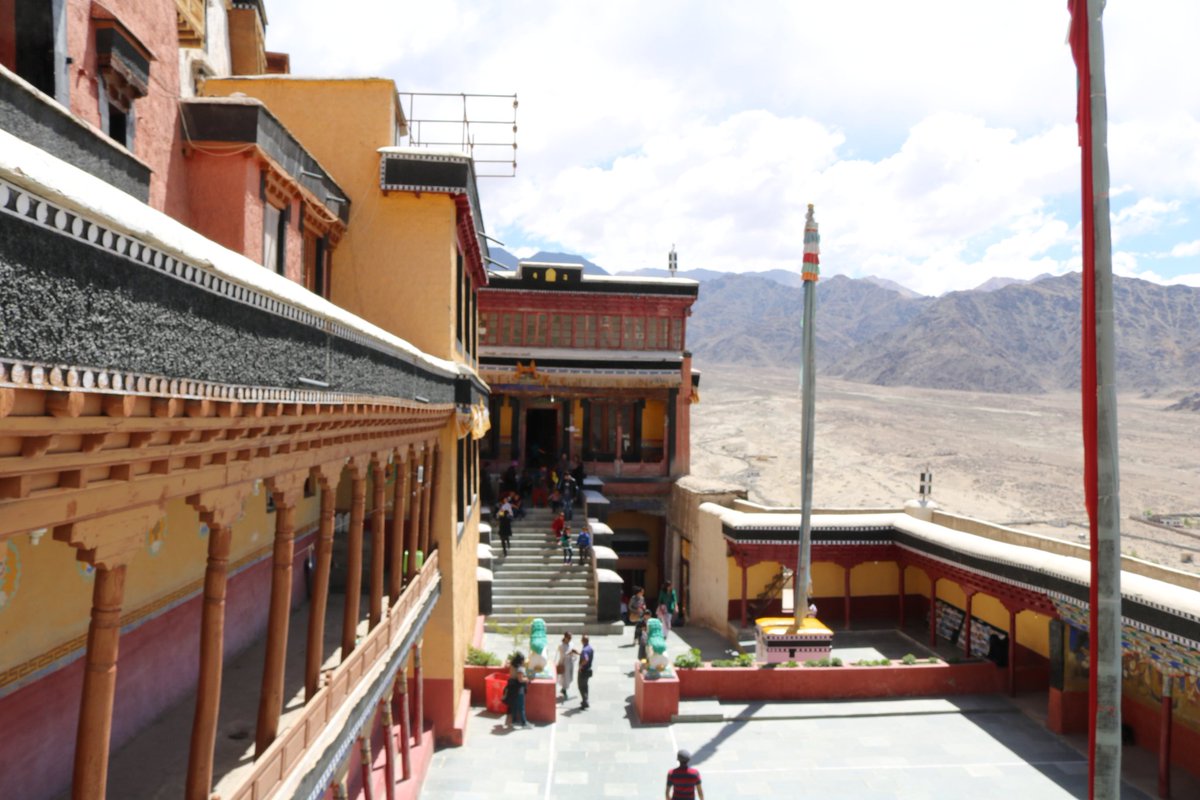 sheetalS1576's tweet photo. #Thiskey gompas.
Pics of Restaurant and souvenir shop, iconic flag and snow lion statue, spectacular Assembly hall and rooftop where at morning time monks preceded long mournful sound from horns as a part of religious ceremonies.✌️ https://t.co/mEmL9NBlXq