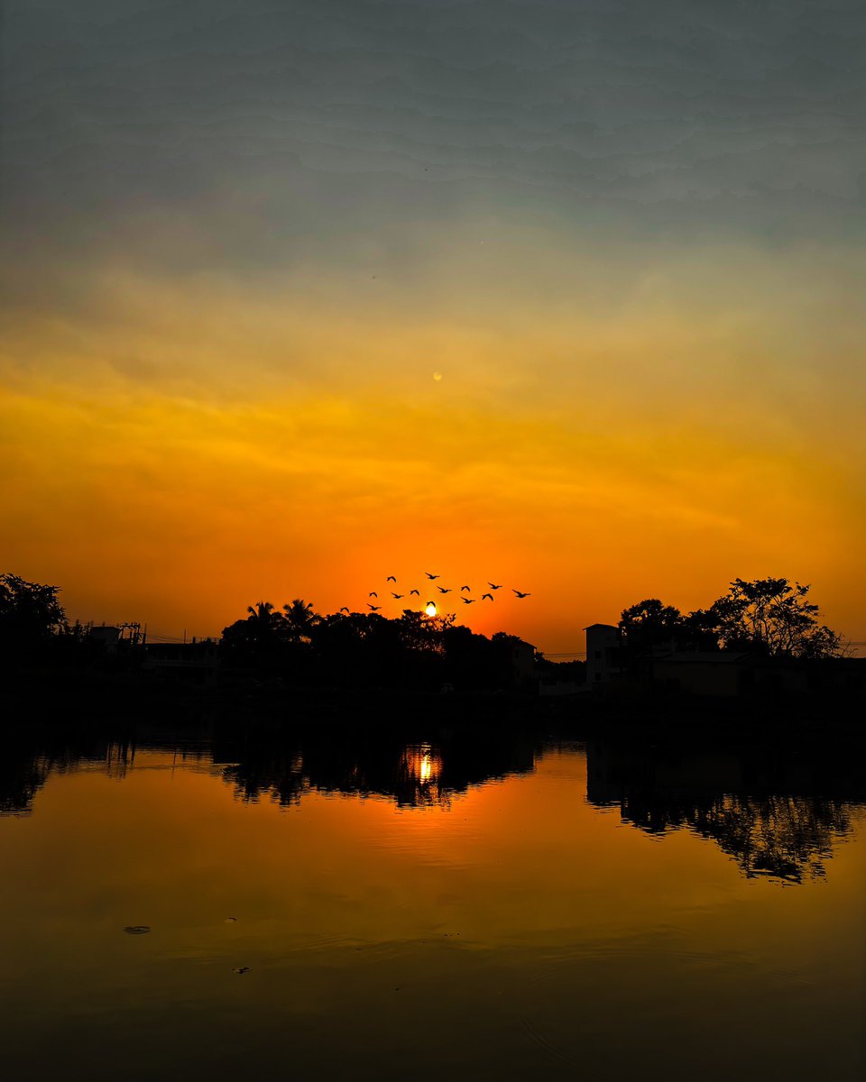tejasfoferkar's tweet photo. Positivity
Shot on - #iphone15 @apple
#sunset #sunsetphotography #iphonephotography #iphonography #apple #sunset_pics #sunset_pics #sunsetsky #colourful #photography #mobilephotography #mobilephotographyindia #mobigrapher #mobigraphy #coloursofindia #photographers_of_india https://t.co/5LAXwF2MFA
