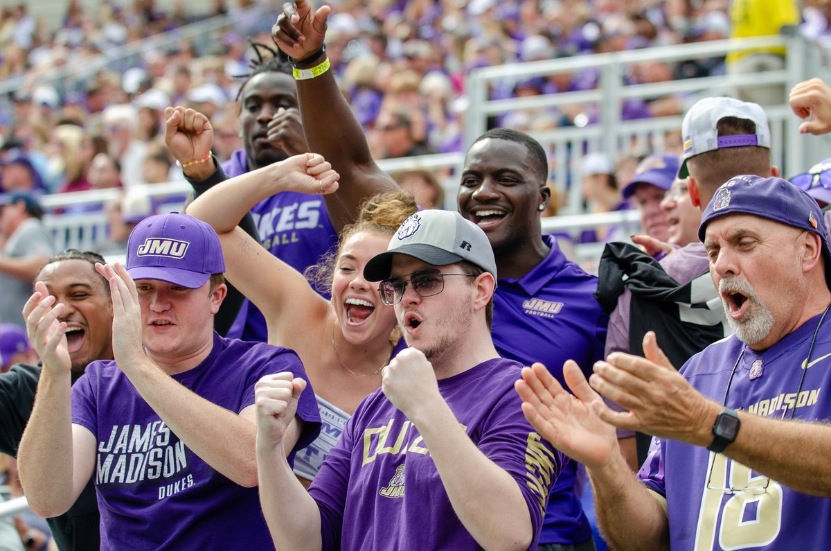 TheBreezeSports's tweet photo. With the FBS regular season coming to a close with not enough six-win teams to fill the 82 bowl game slots, JMU football (11-1, 7-1 Sun Belt) is set to fill one of the remaining spots for its first-ever bowl game. 

https://t.co/Zlefp3Yirr https://t.co/M6VNWIN9gV