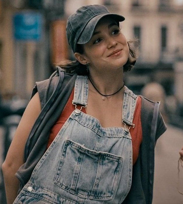 coldjands's tweet image. pretty girl                      her hot gf