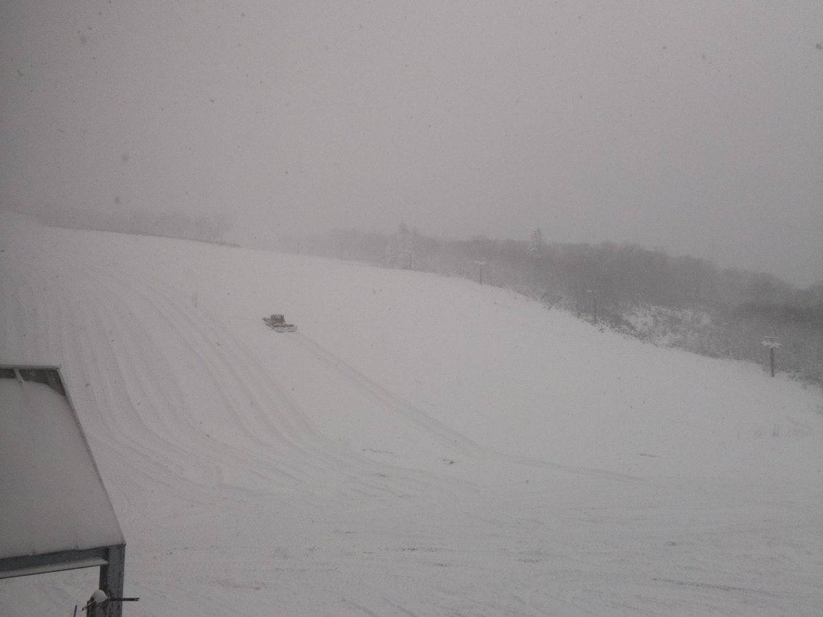 solotrip_blog's tweet photo. 中山峠スキー場。圧雪車入ってますね。 https://t.co/SRfi0KcWrP