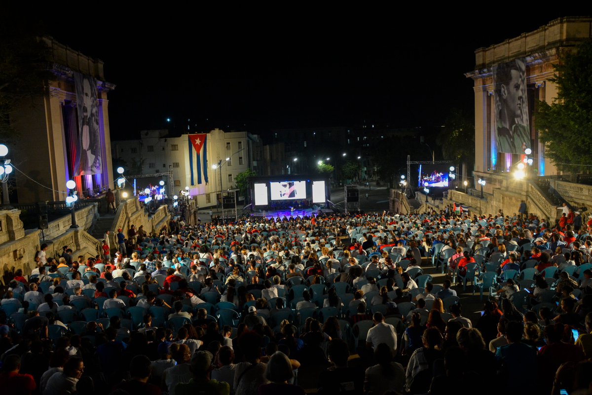 #FidelPorSiempre fue y sigue siendo el guerrillero, el estadista, el paradigma de todo un pueblo que defiende su Revolución, el Comandante en Jefe. Él echó su suerte con los pobres de la tierra, enarboló y nos dejó sus ideas para continuar luchando y venciendo.

📸 <a href="/CubaenFotos/">Roberto Suárez 🇨🇺</a>