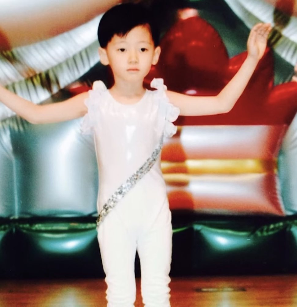with_jongho's tweet photo. happy birthday wooyoung ❤️ we love you so much

@ATEEZofficial 
#너로_태어난걸_축하해_우영아
#NeverAloneWithWooyoung
#ATEEZ #에이티즈 #WOOYOUNG https://t.co/xzcOz30hPX