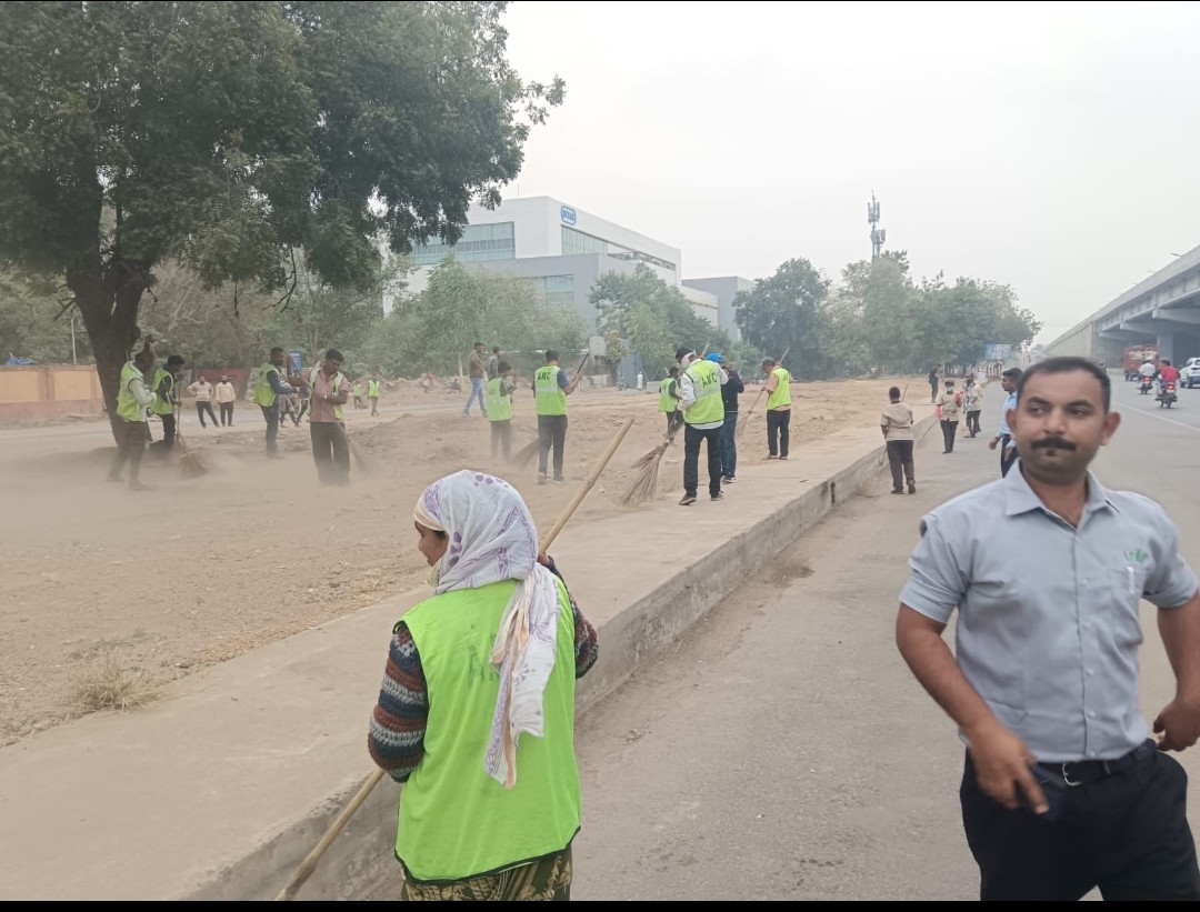 Deven_AMC's tweet photo. 2nd day of S G Highway Cleaning Drive by @AhmedabadAMC as part of #SwachhataHiSeva campaign. Various Organisations and a large number of Volunteers joined our teams in the Drive

 #CleanAmdavad
 #MyCityMyPride 
#swachhamdavad https://t.co/549vkghU5w