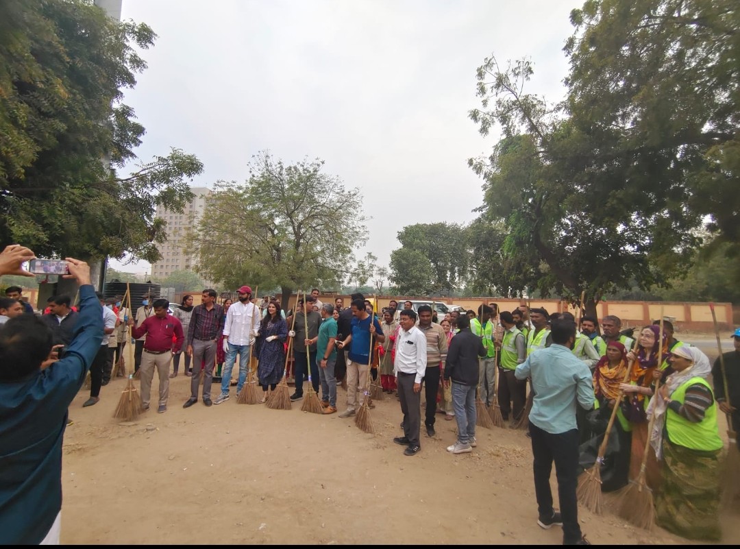 Deven_AMC's tweet photo. 2nd day of S G Highway Cleaning Drive by @AhmedabadAMC as part of #SwachhataHiSeva campaign. Various Organisations and a large number of Volunteers joined our teams in the Drive

 #CleanAmdavad
 #MyCityMyPride 
#swachhamdavad https://t.co/549vkghU5w