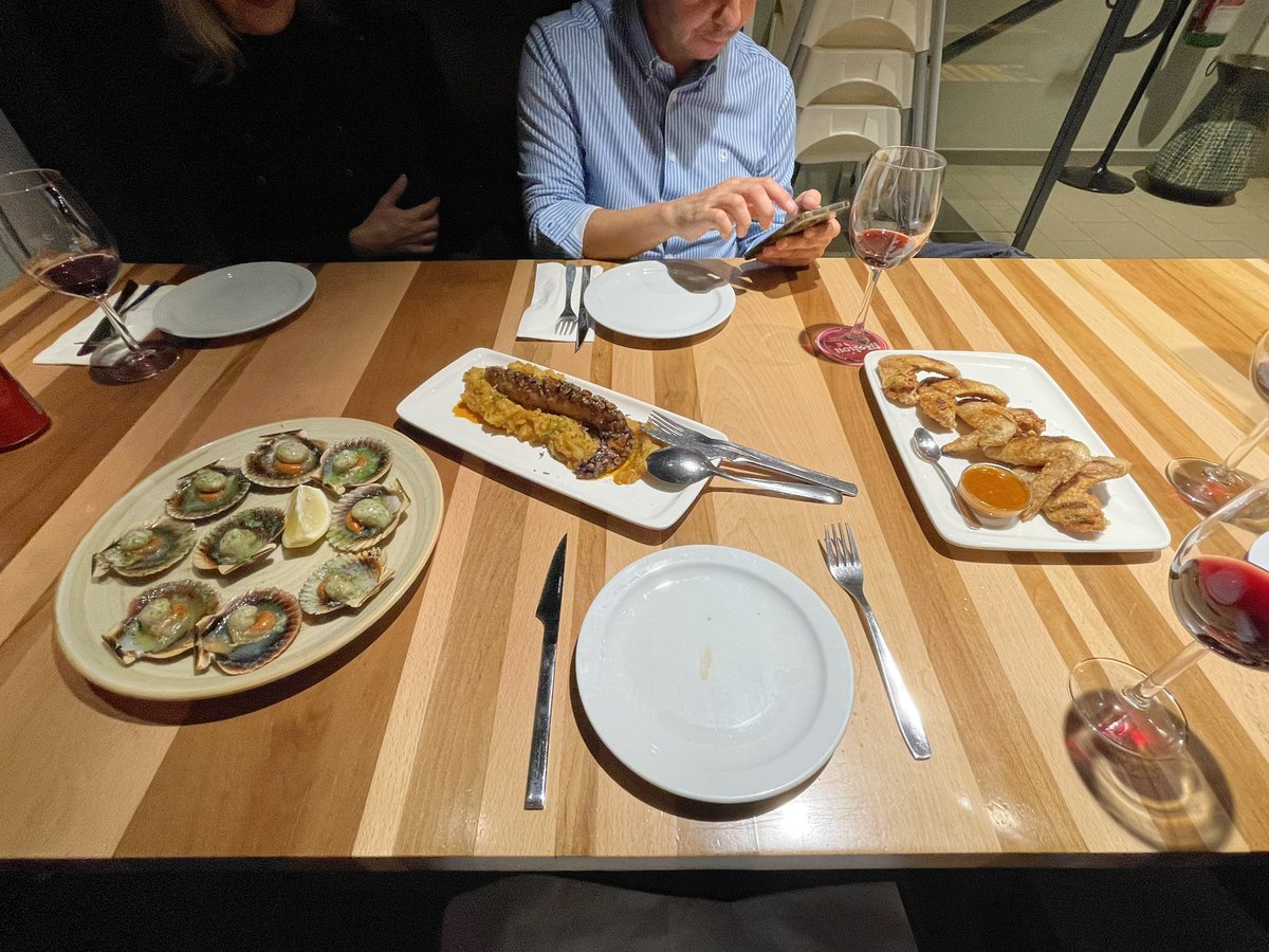 ketoconoscar's tweet photo. Y hoy en #ketofueradecasa cena e. El restaurante Dolmen de Axeitos. Zamburiñas, pulpo a la brasa, alitas fritas y un lomo de ternera a la brasa. https://t.co/acAzRAOYLB