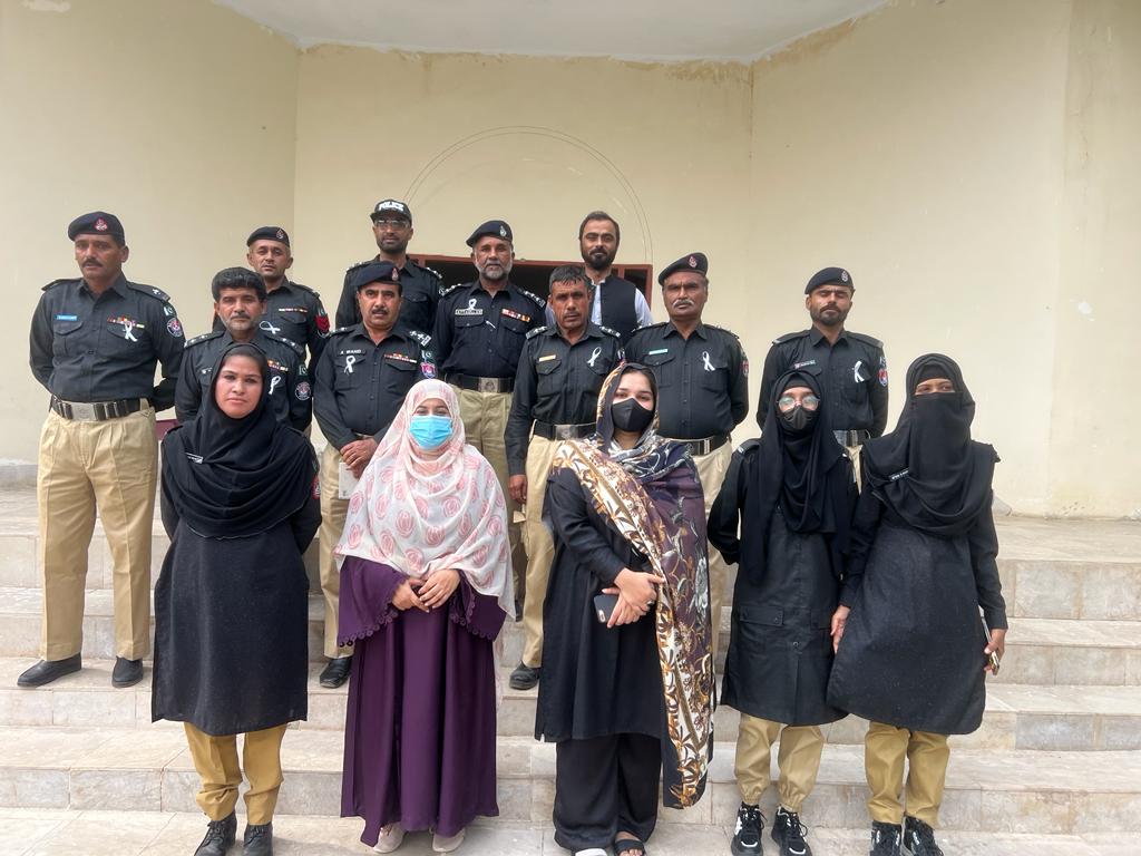 SSPLASBELA's tweet photo. A sessions took place at the SSP Office, involving all police officers. mobilizers from PPHI briefed the officers on the psychology of a village woman. https://t.co/u7Pdy4q0nG