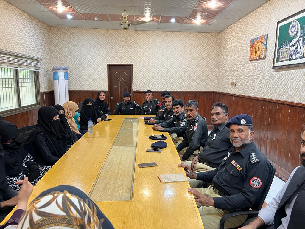 SSPLASBELA's tweet photo. A sessions took place at the SSP Office, involving all police officers. mobilizers from PPHI briefed the officers on the psychology of a village woman. https://t.co/u7Pdy4q0nG