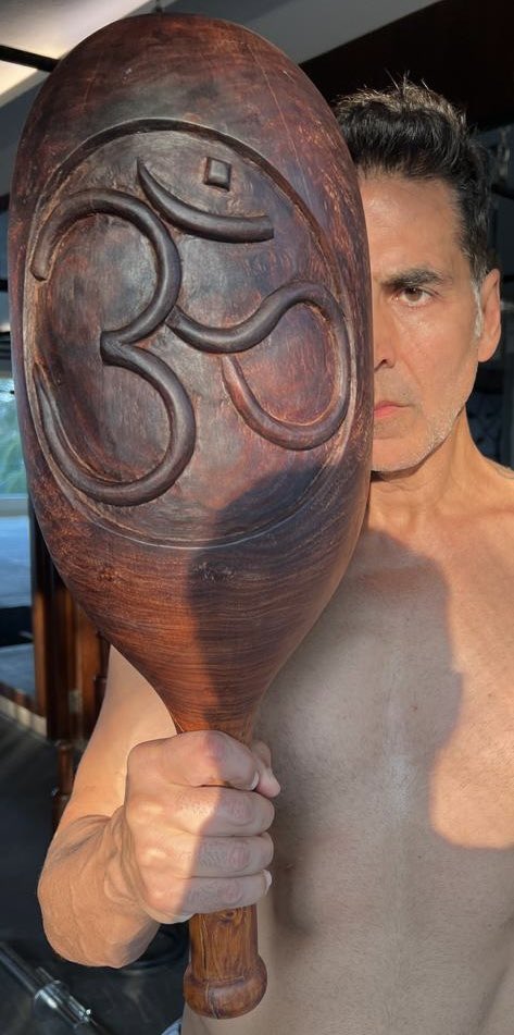akshaykumar's tweet photo. My father used to practice with it and watching him made me fall in love with a Mudgal. For years now, I swing my way to fitness everyday with this 6.5Kg traditional Indian wooden club. Beats everything (not everyone 😜)… Try it! https://t.co/vz90lgoH7v
