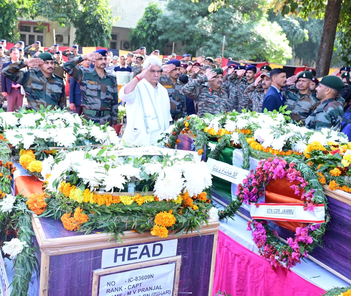 KadabaKj's tweet image. ನಮ್ಮೆಲ್ಲರ ರಕ್ಷಣೆಯಲ್ಲಿ ನಿರತರಾಗಿ ವೀರ ಮರಣವಪ್ಪಿ ತಾಯಿ ಭಾರತಾ0ಭೆಯ ಮಡಿಲಲ್ಲಿ ಶಾಶ್ವತವಾಗಿ ಚಿರ ನಿದ್ರೆಗೆ ಜಾರಿದ ಭರತ ಮಣ್ಣಿನ ಹೆಮ್ಮೆಯ ಪುತ್ರ #MVpranjal ಅಮರ್ ರಹೇ 🇮🇳🙏🏻.ಹಾಗೇ 4 ವೀರ ಪುತ್ರರಿಗೆ ನಮನಗಳು.
#indianarmy