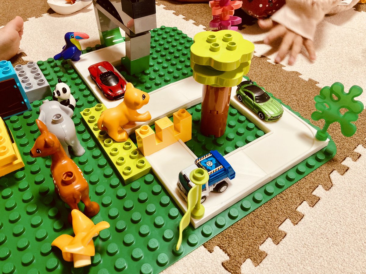 ay_uhc's tweet image. 我が家では
娘「ブロック(duplo)で遊びたい！」
息子「ブーブー(トミカ)！」
とよくケンカするので、
相容れない2社のコラボブロックを作ってみました✌️
スケール感が意味不明🤣ですが、共存して仲良く遊んでるみたいなのでパパ勝ちました😎
#3Dプリンター
#duplo 
#トミカ