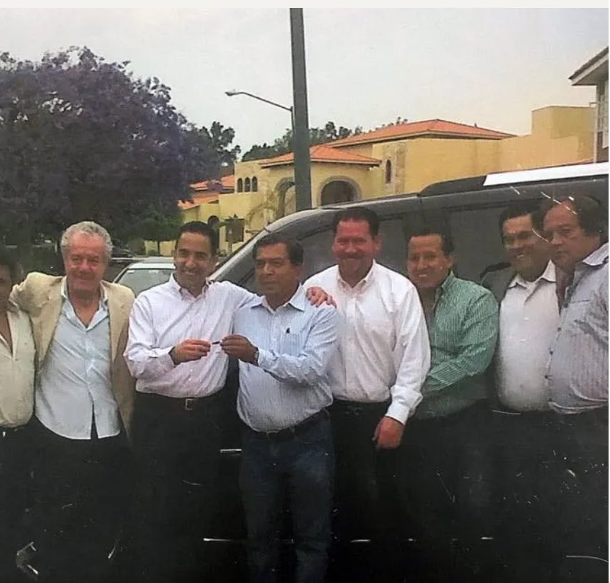 annaazul's tweet photo. .¿Recuerdan la frase: “copelas o cuello”?

Es atribuida al entonces secretario del Trabajo Javier Lozano Alarcón en el sexenio de Calderón.

Se le acusó de estar involucrado en el caso del empresario chino, naturalizado mexicano, Zhenli Ye Gon. A quien se le decomisaron nada más 205 millones de dólares, 18 millones de pesos, 200 mil euros, 11 centenarios y un lote de joyas. Dinero presuntamente perteneciente al PAN y que sería usado para financiar la campaña de Felipe Calderón. 

En 2007,  el empresario Ye Gon aseguró que tenía escondido el dinero -robado del erario-,  en su residencia de las Lomas de Chapultepec porque fue obligado por el entonces secretario del Trabajo. “Copelas o cuello”, le habría dicho Javier Lozano Alarcón.

En 2012,  Othón Muñoz alias el “Cachetes” presunto huachicolero, le donó una camioneta Cadillac de lujo. Por lo que le llamaron el “Rey del Huachicol”.

El senador que no quiso que se redujeran los sueldos de los altos funcionarios porque “de eso vivía y tendría que robar”. 

Impecable CV … ¿no?