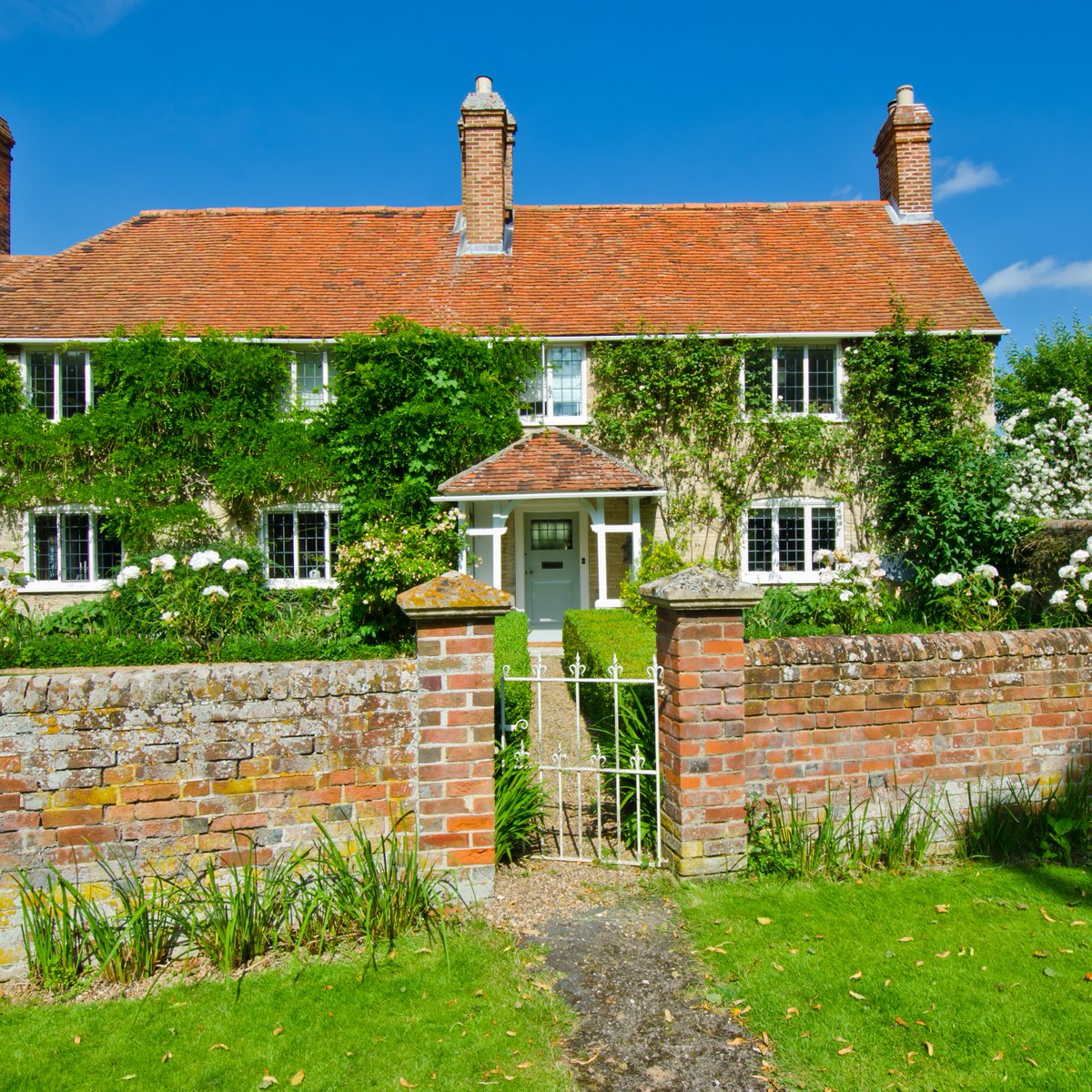 Looking to move in the in the New Year? Three things that people get wrong when house hunting.

Hit the property search engines such as Rightmove and Zoopla. Register for alerts on the search engines.
Start viewing selected houses generated.
 lttr.ai/4Vfj