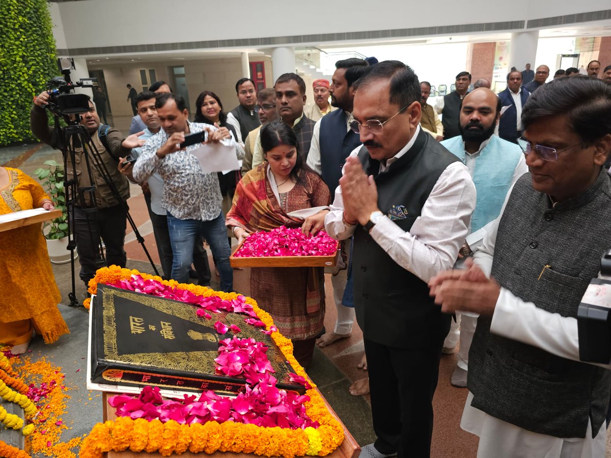 Virend_Sachdeva's tweet photo. आज संविधान दिवस के अवसर पर डॉ अंबेडकर इंटरनेशनल सेंटर में भारत रत्न, डॉ अंबेडकर को पुष्पांजलि अर्पित की। संविधान दिवस के अवसर पर देश को प्रगतिशील संविधान देने वाले बाबासाहेब अंबेडकर को नमन।

संविधान निर्माताओं ने देश के हर वर्ग, धर्म, जाति एवं प्रांत के लोगों से मिले 7000 से ज्यादा सुझावों को परखने के बाद भारतीय संविधान में हर उस सुझाव को समाहित किया। आप सभी को संविधान दिवस की हार्दिक शुभकामनाएं।

#ConstitutionDay

@blsanthosh