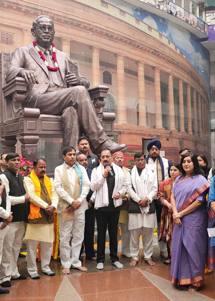 Virend_Sachdeva's tweet photo. आज संविधान दिवस के अवसर पर डॉ अंबेडकर इंटरनेशनल सेंटर में भारत रत्न, डॉ अंबेडकर को पुष्पांजलि अर्पित की। संविधान दिवस के अवसर पर देश को प्रगतिशील संविधान देने वाले बाबासाहेब अंबेडकर को नमन।

संविधान निर्माताओं ने देश के हर वर्ग, धर्म, जाति एवं प्रांत के लोगों से मिले 7000 से ज्यादा सुझावों को परखने के बाद भारतीय संविधान में हर उस सुझाव को समाहित किया। आप सभी को संविधान दिवस की हार्दिक शुभकामनाएं।

#ConstitutionDay

@blsanthosh