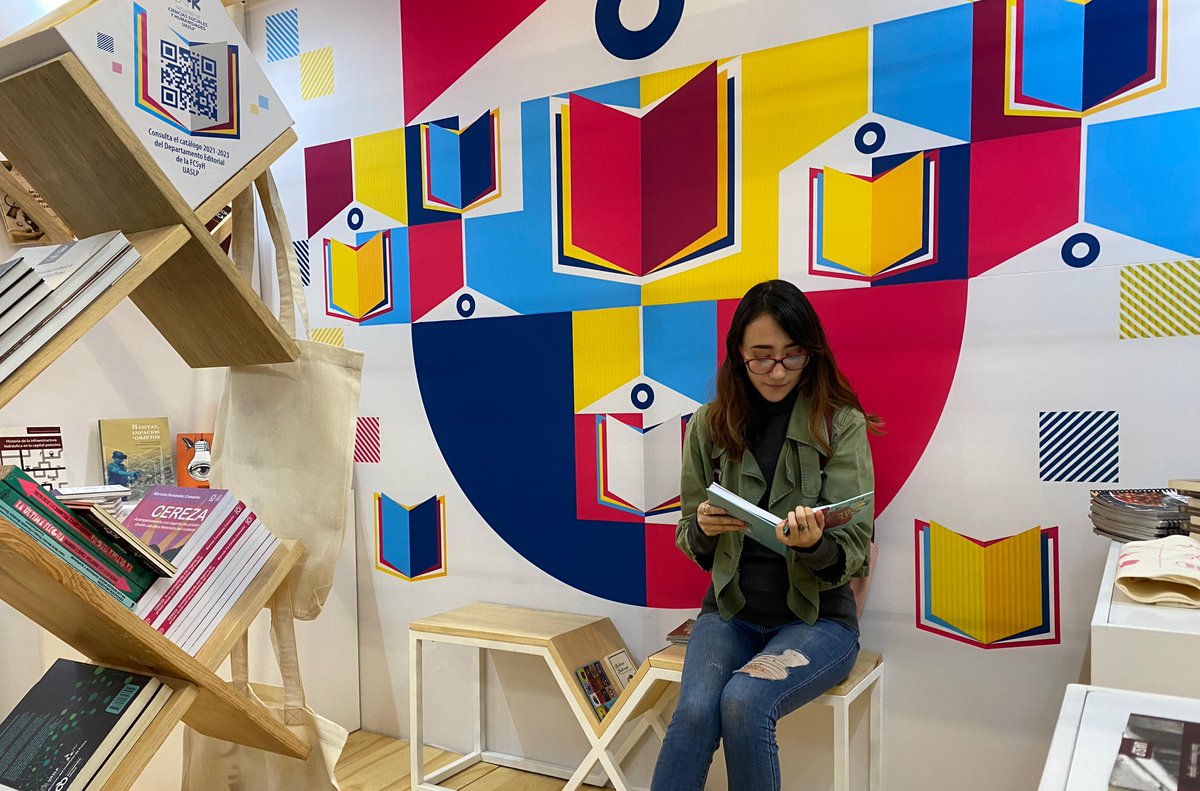 LaUASLP's tweet photo. 📖 Con un diseño de stand que evoca a libros abiertos, participamos en el encuentro editorial más importante de América Latina: la @FILGuadalajara donde @LibreriaUASLP exhibe alrededor de 160 títulos.

#SomosLectores #FILGuadalajara https://t.co/QSjlcWXS3W