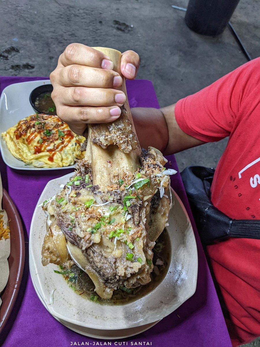 MalaysianFoods's tweet photo. Tempat Makan Sup GearBox Viral RM20 paling Padu tepi Tasik Biru, Kundang, Sg Buloh!!

Orang Sungai Buloh kata ini sup paling kick dan power tau rugi kalau tak pernah cuba Semangkuk RM7 sahaja. 

Korang wajib try

Lokasi 📍: Sup Pang5, Foodcourt Tasik Biru, Kundang, Sg Buloh.
Waktu Operasi : 3 Petang - 11 Malam 
 : Isnin- Ahad( Setiap Hari)