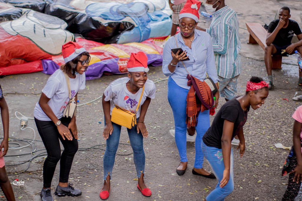 Sans les cadeaux, Noël ne serait pas Noël. Tant crie-t-on Noël qui vient. Le meilleur de tous les cadeaux autour de n'importe quel sapin de Noël : la présence d'une famille

- Noël en Famille 2023 - 
#PadsAfrica 
#Orphelinat 
#Kinshasa 
#NoelEnFamille