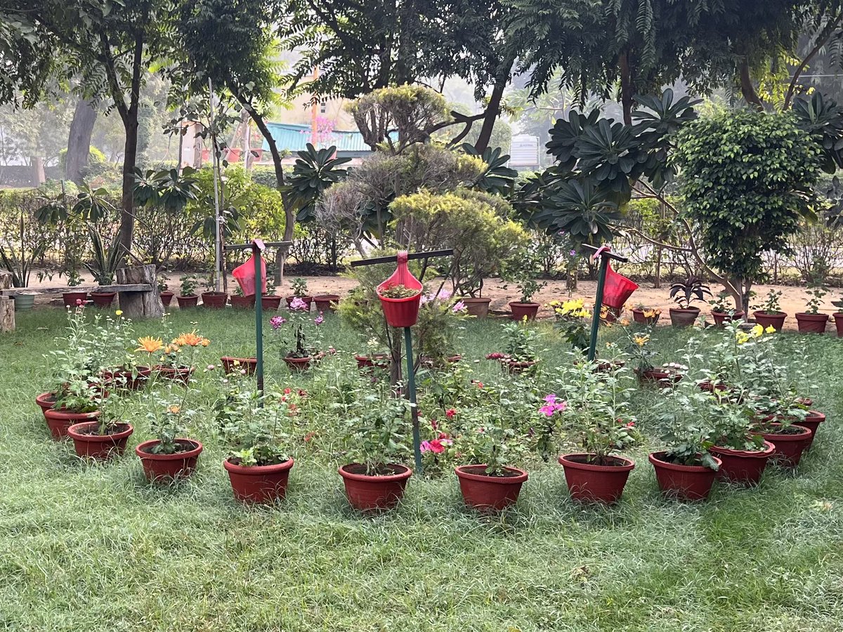 SigmaSixQV's tweet image. Spotted this cosy nook between Bhandar Ghar and the Ayurvedic &amp;amp; Homeopathic Charitable Clinics at #Dayalbagh. The Garden of the Merciful keeps outdoing itself!