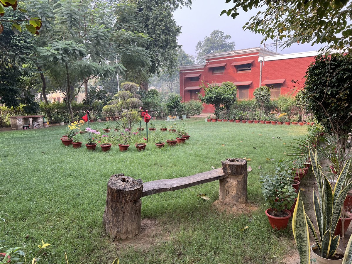 SigmaSixQV's tweet image. Spotted this cosy nook between Bhandar Ghar and the Ayurvedic &amp;amp; Homeopathic Charitable Clinics at #Dayalbagh. The Garden of the Merciful keeps outdoing itself!
