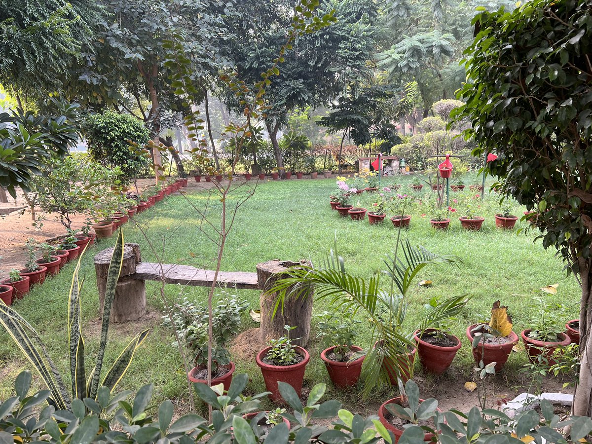 SigmaSixQV's tweet image. Spotted this cosy nook between Bhandar Ghar and the Ayurvedic &amp;amp; Homeopathic Charitable Clinics at #Dayalbagh. The Garden of the Merciful keeps outdoing itself!
