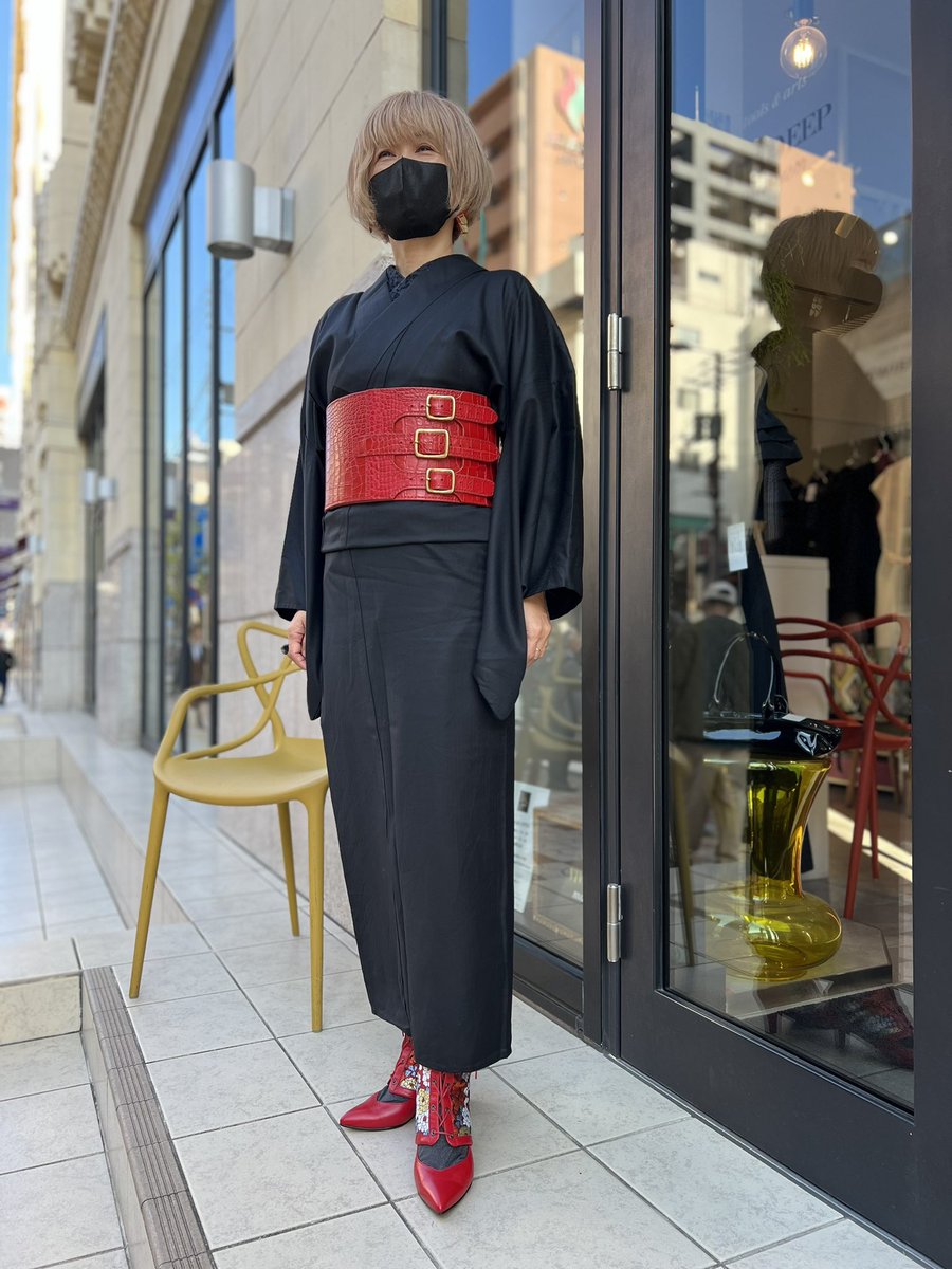 onyoukimono's tweet photo. \\ 音遊SHOP 商品紹介 //

@NeoKimono オビブ「百花 ~Hyakka~」は、鮮やかな赤色に小花を散りばめ、金色や水色の差し色が鮮やか。

@miyattymusic 帯ベルト「RED 姫路レザークロコ型押し」は、作家が全て手縫いで仕上げ“ものづくり“にこだわった商品です。

音遊SHOP
大阪市浪速区日本橋３丁目5-25 https://t.co/UCeBxGrRj6