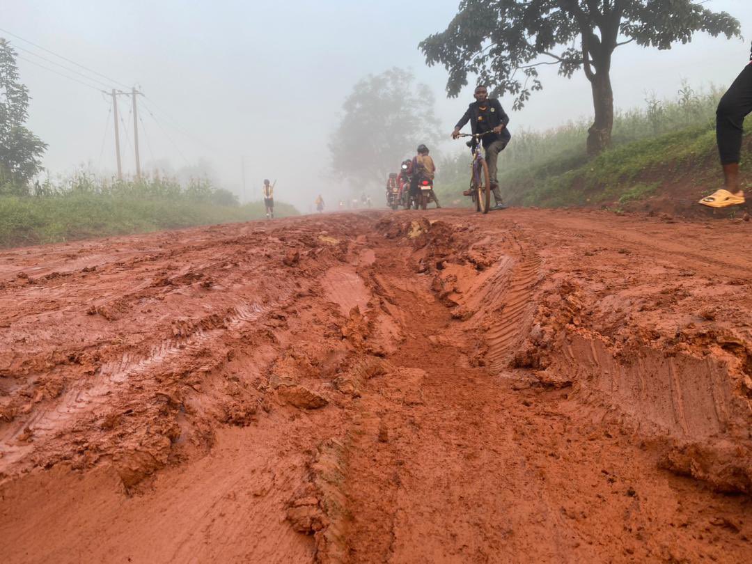 MageroAbraham's tweet photo. This is the road from Jinja town to Kaitabawala-Buwenda-Budondo this Sunday morning. As you see, this morning is survival for the fittest. 

Probox, Vitz, IST, etc don’t drive there, you will start blaming gov’t for nothing

#UOTJinjaMeetUp2023 #UOTJinja https://t.co/h5rHdbxbFM