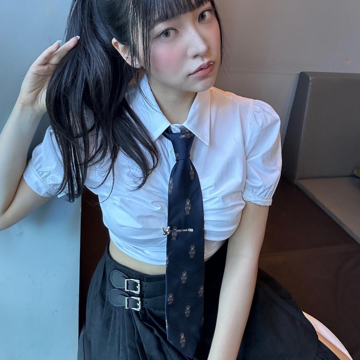 BlBIANNE's tweet photo. | 𝘣𝘢𝘯𝘨𝘴, 𝘱𝘰𝘯𝘺𝘵𝘢𝘪𝘭, and a dash of charm— in a crop top uniform, she's a masterpiece of style and grace, turning heads with every embrace. { ୭ৎ } https://t.co/y29BQAnz39