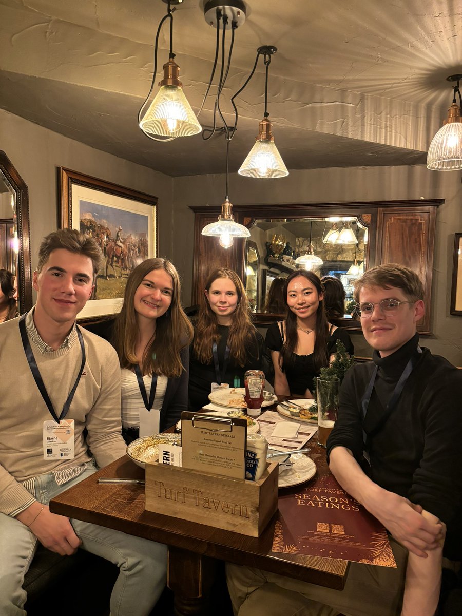 BjarneDanekas's tweet photo. Heading back to Berlin after an amazing week at  the Oxford | Berlin Autumn School on Open Science held @UniofOxford and co-organized by the @berlinnovation‘s QUEST center. 

We discussed a wide range of topics relevant for ECRs including practices for reproducible pipelines. https://t.co/75QXGnGp5E