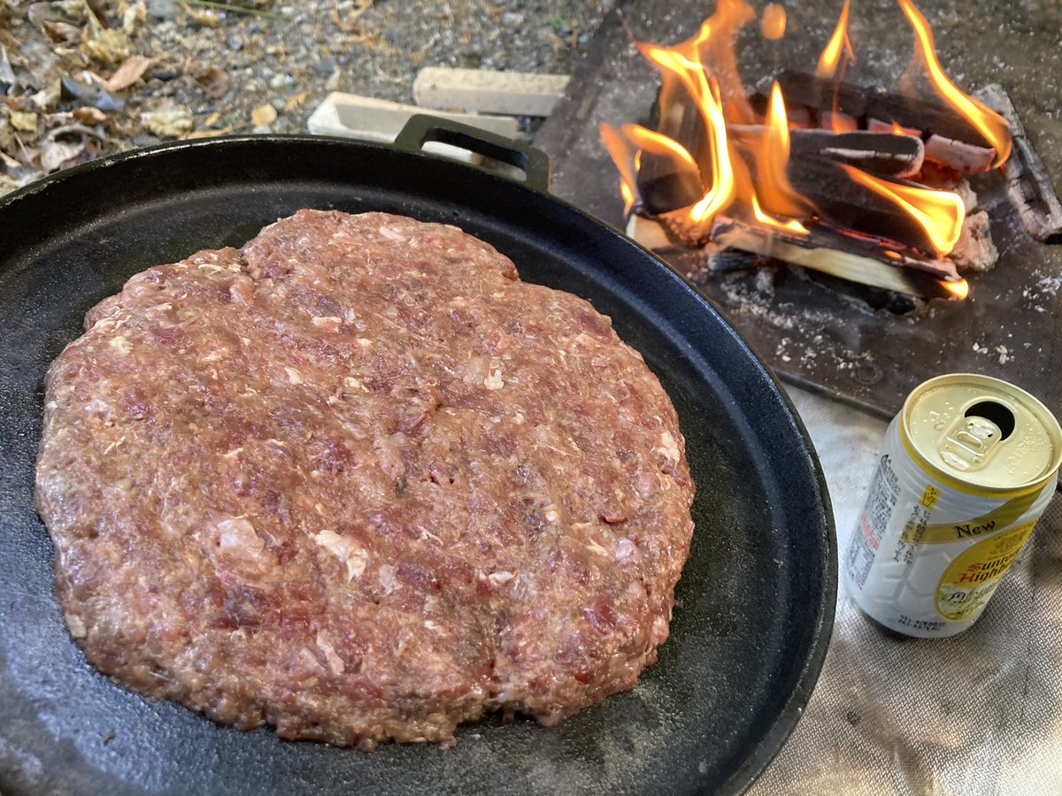 馬鹿みたいにデカいハンバーグを焚き火で焼く