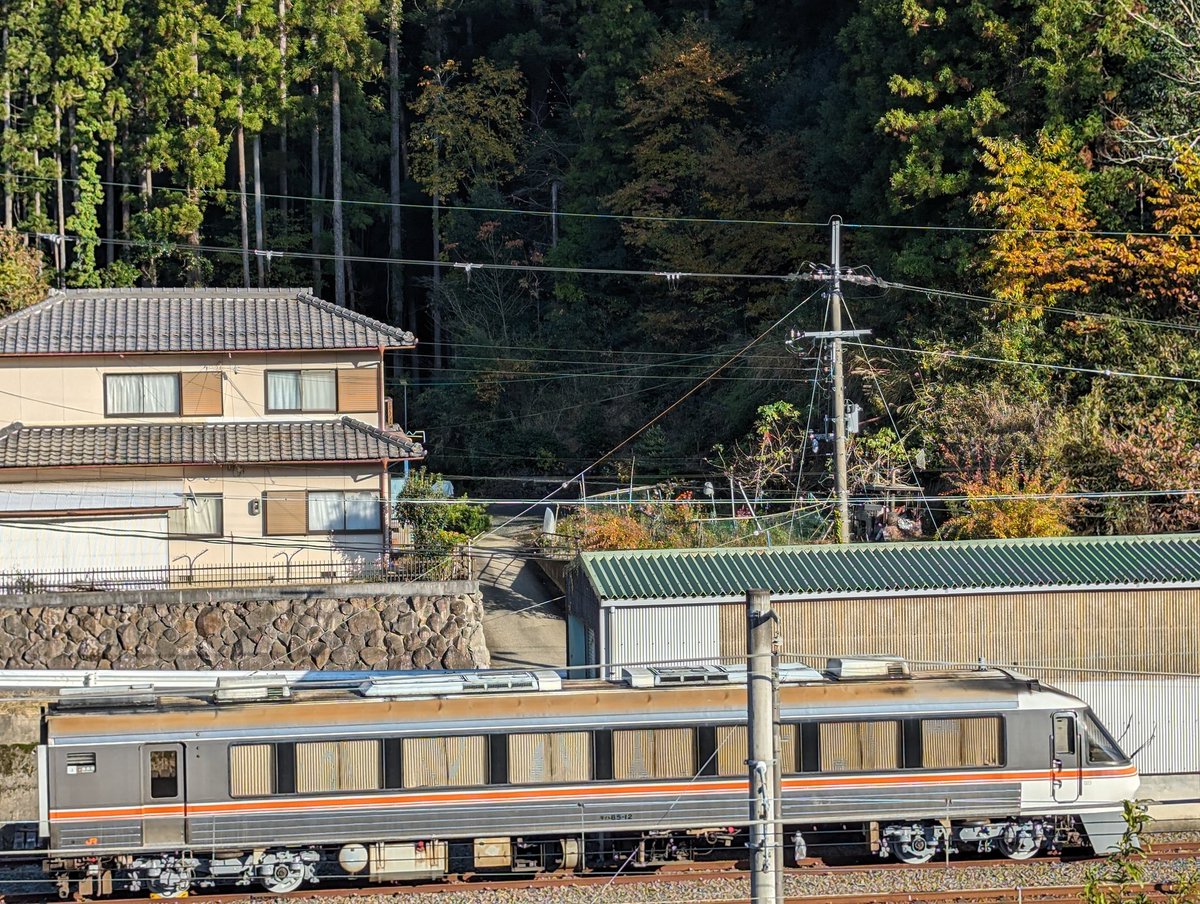 高山本線の松尾の夕暮れを彷彿とするハチゴケイ車体キラリを福知山運転所で頂きました！！キハ85-12西日を浴びるの図