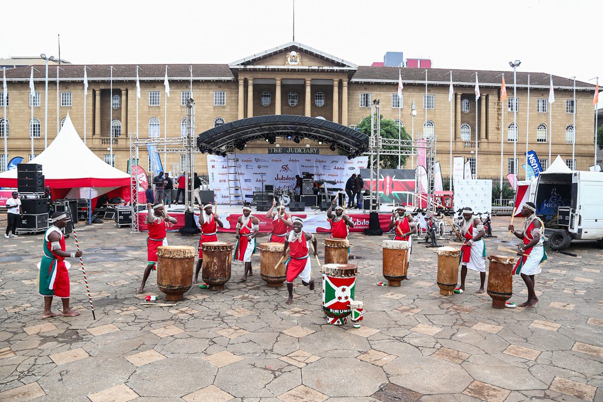 Raha na burrrdaaani! Uko kortini pia wafurahie maisha! Zumba sessions just outside Kenyatta International Convention Center - <a href="/KICC_kenya/">KICC_Kenya</a> ahead of the <a href="/JubileeInsKe/">Jubilee Insurance</a>'s grand bike race. 

#JubileeGNBRLiveFreeRace