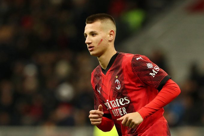 FootballTalkHQ's tweet photo. RECORD: Francesco Camarda last night became the youngest debutant in Serie A history at the age of just 15 years, 8 months, and 15 days. 🔴⚫️
