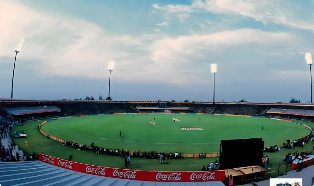 PillayOfficial_'s tweet photo. VINTAGE GADDAFI  🏟️

A Stunning View of the Lush Green, and Jam Packed Gaddafi Cricket Stadium during the Final of 1996 WC between Australia and Srilanka on 17th March 1996 WC Final #CricketTwitter #PakistanCricket #CricketWorldCup https://t.co/ZtYIL61ocN