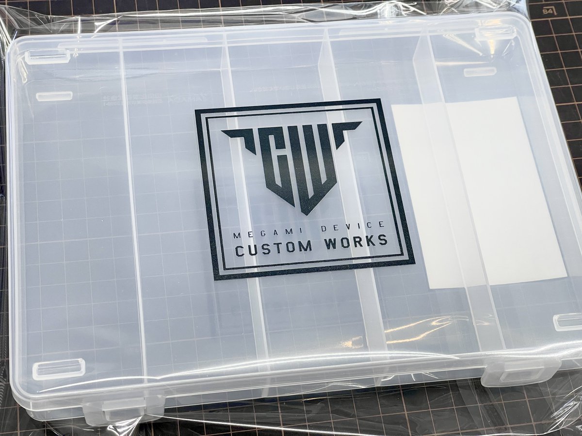 新製品として、
#メガミデバイス のロゴを印刷した、
「素体収納ボックス」を作成いたしました。
裏面から見ても綺麗に見えるよう調整しております。

こちら本日からいのう商店様で販売させて頂きます。
価格は1,500円です。

よろしくお願いします。