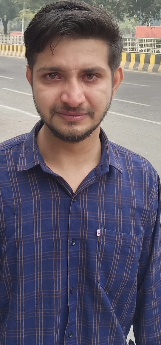 yogirishu_1's tweet photo. 'आंसुओं से डबडबाई ये आंखें' बेरोजगार शिवम की हैं. नौकरी की परीक्षा के लिए सेंटर देखने नोएडा आए थे. बाइक सवार बदमाश सेक्टर-9 से मोबाइल लूट ले गए. थाना एरिया-फेज-1
कानून व्यवस्था, पुलिस की सतर्कता, अपराध मुक्त... दावे तो बहुत होते हैं. 
@Uppolice @noidapolice https://t.co/5El6xQeup9