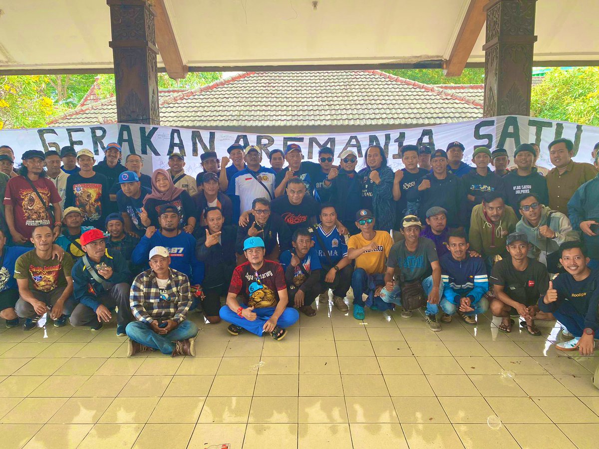 titusputra_p's tweet photo. Singkirkan dulu egonya, Aremania harus bersatu.
Tidak ada Aremania FC tidak ada Aremania Indonesia, kita semua AREMANIA!💪🏻

#aremautas #aremania #aremamalang https://t.co/UJM0m7qFXV