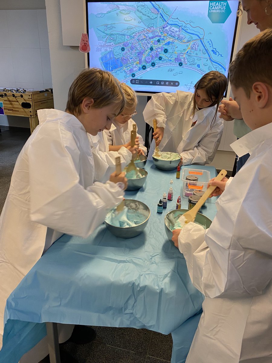 Veel interesse in het onderzoek van ⁦<a href="/GLW_UHasselt/">Fac. Geneeskunde & Levenswetenschappen UHasselt</a>⁩ tijdens #dagvandewetenschap ⁦<a href="/BIOMED_UHasselt/">BIOMED_UHasselt</a>⁩ ⁦<a href="/THINK3_lab/">THINK³ simulation & innovation lab</a>⁩