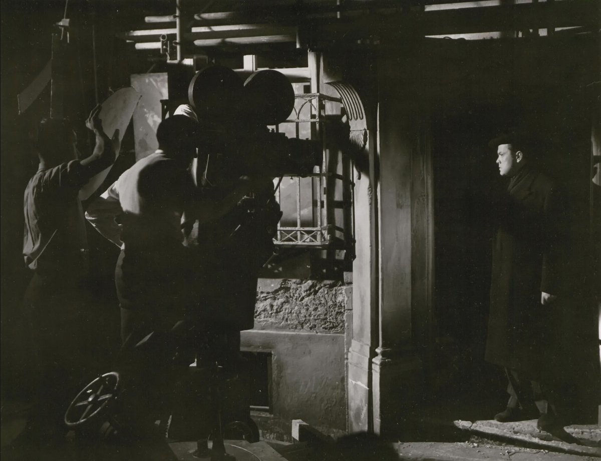 Oct 22 until Dec 10: 75years ago shooting of #TheThirdMan in #Vienna.
Photo: Coaching Harry for the doorway shot #OrsonWelles
All original pictures on display in our museum❗
©courtesy #StudioCanal

#drittemanntour #orsonwelles #derdrittemann #postwar #filmnoir #filmmuseum