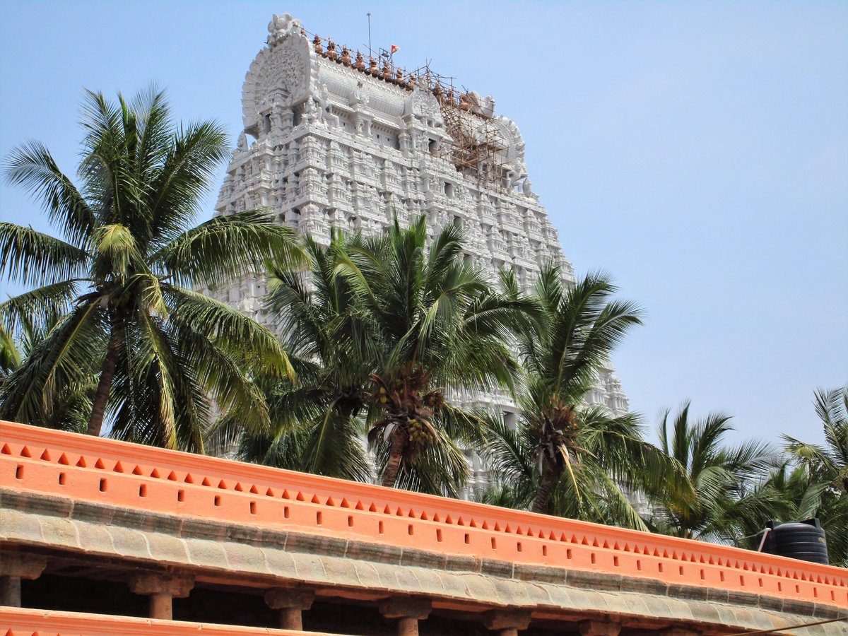 இனிய கார்த்திகை தீப வாழ்த்துக்கள்! Happy Karthigai Deepam - festival of lights! Tiruvannamalai is famous for the Arunachaleshwarar Temple - one of the largest Shiva temples in India & the 8th largest Hindu temple in the world. May the light drive darkness away and bring peace!