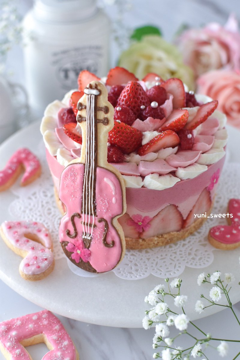 yuni_sweets's tweet photo. バイオリニストの長女26歳のBDケーキ🎂
日本に帰国して本人が食べられるということで、張り切ってごちゃごちゃデコになってしまった🥹

ラズベリーと苺の二層ムースに苺1パック使いました🍓
美味しいと食べてくれて良かった🙌

 #BirthdayCake  #誕生日  #ムースケーキ  #moussecake  #violin  #苺 https://t.co/T0NQBf8f8I