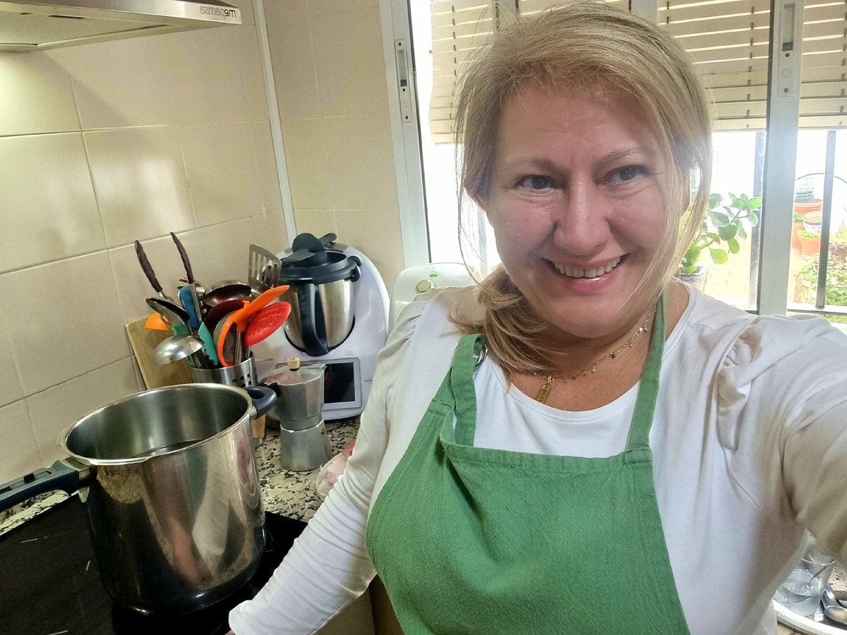 maritahermano's tweet photo. Y qué día es hoy???... Pues eso...a los fogones y cancioncilla que vapa ustedé... espero sonrisa de vuelta...
#Rebujitos #ConSoloUnaSonrisa 
 https://t.co/SQVsh7otEN https://t.co/qbOixVOUkn
