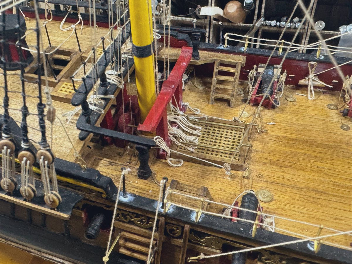 morley_craft's tweet photo. H.M.S.Pegasus 1776 (26)
前回のポストから一年ぶりにペガサスの仕上げに取り掛かりました。
錨を取り付け、ロープを張り足し、切りっぱなしになっていた結び目(の飾り)も取り付けました。あと少しで本当の完成です。 https://t.co/18vic3yecm