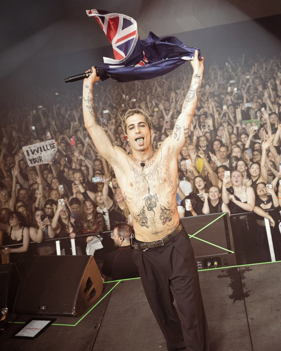 thisismaneskin's tweet photo. Australia closing times! 🫶 Thank you Adelaide for the unforgettable night. Leaving a piece of heart in Aussie for real and can’t wait to be back 🇦🇺💋 #RushTour https://t.co/tkDIUQAWCs