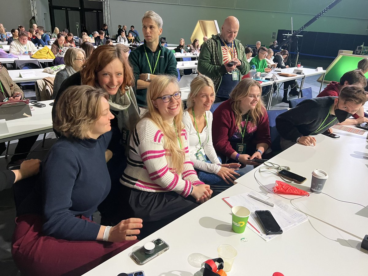 PippoBavarese's tweet photo. 🙌 BESTE WAHL! Wir BAG-Sprecher*innen sind sehr stolz, dass unsere „Chefin“ @mibloq in einen sehr starken Feld in den #Parteirat @Die_Gruenen gewählt ✊🌻🇪🇺🚀💚🌍 https://t.co/pfrJ8r1pQh