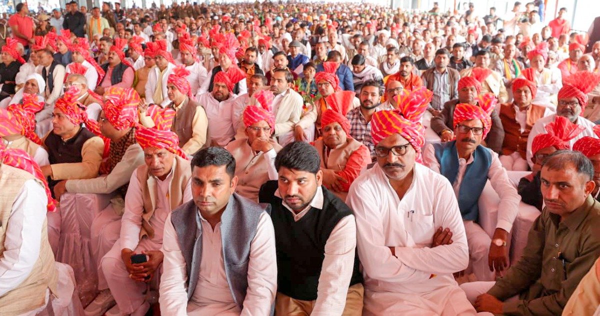 mlkhattar's tweet photo. समालखा की अनाज मंडी में आयोजित जनसभा में आज समालखा नगर पालिका को नगर परिषद का दर्जा देने की घोषणा सहित क्षेत्र के विकास हेतु अनेक घोषणाएं की।

हमारी सरकार पिछली सरकारों की भांति किसी एक क्षेत्र का विकास न करके बल्कि ‘हरियाणा एक - हरियाणवी एक’ के नाते से पूरे प्रदेश व प्रदेशवासियों का विकास करने में विश्वास रखती है।

आज हरियाणा, देश के अन्य राज्यों के मुकाबले बहुत से क्षेत्रों में आगे है तो इसका श्रेय प्रत्येक हरियाणवी को जाता है, जिन्होंने सरकार की योजनाओं व नीतियों पर भरोसा रखा और अपनी कड़ी मेहनत से प्रदेश को आगे बढ़ाने में अपने-अपने स्तर पर महत्वपूर्ण योगदान दिया।