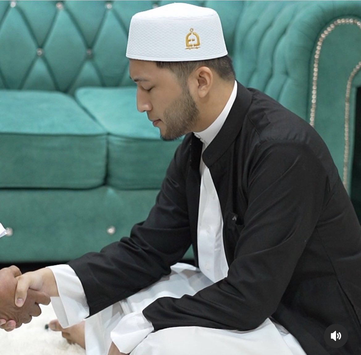 ohtweet's tweet photo. Pempengaruh media sosial, Alif Teega hari ini mengesahkan beliau sudah bernikah dengan isteri kedua pada 18/11/2023 lalu sekaligus menjawab segala spekulasi tentang dirinya dan mengelak dari sebarang fitnah.

Semoga Aliff dapat berlaku adil terhadap kedua-dua isterinya. Isteri pertama Aisyah Hijanah seorang wanita yang kuat dan hebat ❤️