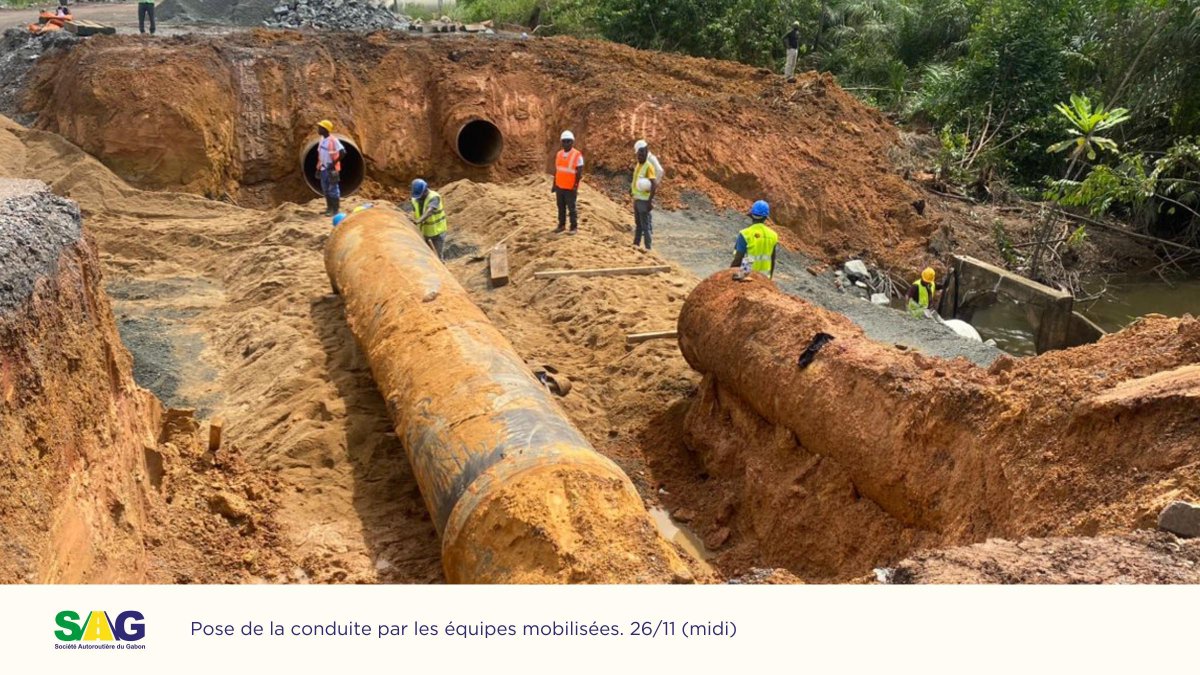 SagGabon's tweet photo. 🛣📢 | POINT DE SITUATION : DERNIERS TRAVAUX AVANT LA REMISE EN SERVICE DE LA CONDUITE D’EAU - 12H30

La Société autoroutière du Gabon (SAG) et son prestataire AFCONS ont finalisé ce dimanche matin 26 novembre les travaux de la plate-forme routière. Un lit de sable a été mis en place pour que la SEEG, à travers son sous-traitant ETE, puisse commencer la pose de la nouvelle conduite.

Selon ETE, l’adduction d'eau serait rétablie dans l’après-midi. La Société autoroutière du Gabon (SAG) et son prestataire AFCONS sont mobilisés avec personnel et engins pour assister la SEEG, notamment dans la manutention et la pose d’une nouvelle conduite de 1200 mm. Une fois cette conduite posée, elle pourra être remise en service.

Pour rappel, un important incident sur une portion de la route est survenu dans la nuit du vendredi 24 novembre au samedi 25 novembre au niveau du PK35 dans un contexte de fortes pluies. Une conduite d'eau sous la chaussée existante a cédé et a entraîné un ravinement et l'effondrement du remblai existant. Ce tronçon de la route était en attente de réaménagement.

Les réaménagements et la réhabilitation par la SAG visent à augmenter les capacités des ouvrages face aux crues intenses et saisonnières. La SAG remplace les ouvrages existants métalliques vétustes par la construction de nouveaux dalots d'une capacité quatre fois supérieure.

Le dalot est un ouvrage hydraulique enterré placé sous les remblais de la route permettant l’écoulement des eaux.

La SAG est chargée de la réhabilitation et de l’aménagement de la route RN1 du PK12 au PK105.

La SAG communique officiellement via ses réseaux sociaux (Facebook, Twitter et LinkedIn) et se tient à la disposition de la presse pour répondre aux questions.