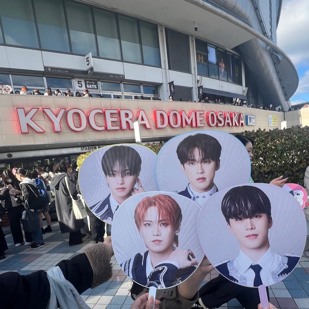 4Nekone101's tweet photo. #JO1_BEYOND_THE_DARK 
#RISE_IN_KYOCERA_DOME 

1日経ったけど京セラドーム2日間参戦✨
じゅんきるきしょうやのJAM友と4連できたのめちゃめちゃ楽しかった、、！昔から推しの夢だった空間共有できたこと幸せだった🫶🏻会ってくれたFFさん、代行のときお菓子くれたJAMさんありがとうございました😭 https://t.co/IxcqgWHX3q