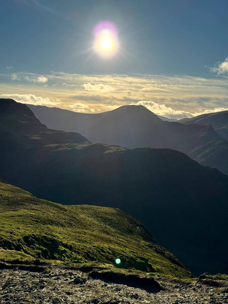Lake District Hiking The view from the top of the mountain is so beautiful 🖤
⛰️Catbells Hiking
⛰️Brave people enjoy the world first